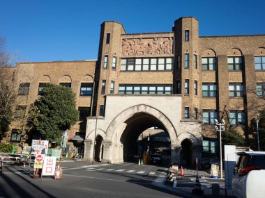 Önünde büyük bir kemer ve işaret olan bir bina.