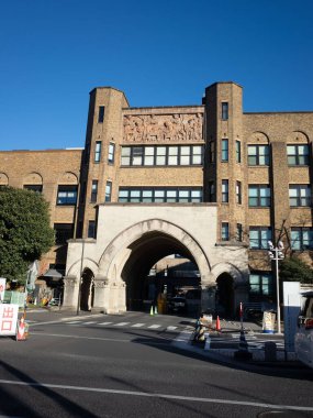 Önünde büyük bir kemer ve işaret olan bir bina.