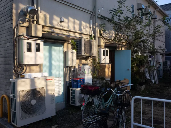 Buzdolabı ve buzdolabı olan bir binanın yanına park etmiş bir bisiklet.