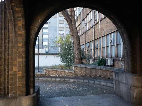 Kemer deliğinden bir bina manzarası