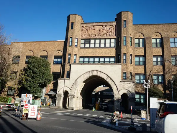 Önünde büyük bir kemer ve işaret olan bir bina.