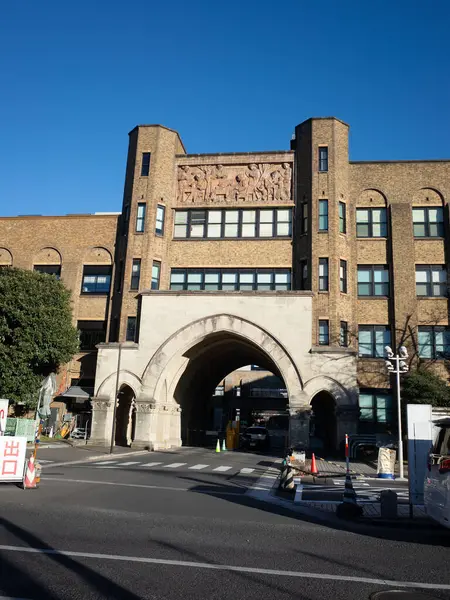 Önünde büyük bir kemer ve işaret olan bir bina.