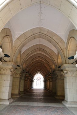 Saati ve ışığı olan bir koridor.