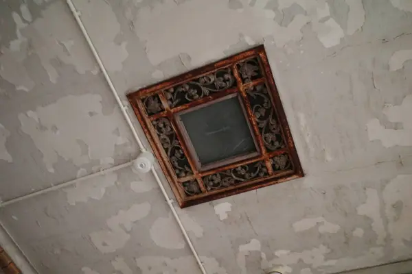 Çerçeveli tavanlı bir banyo.