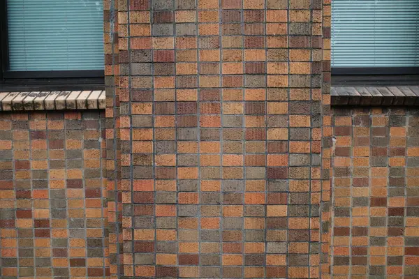 Tuğla duvarın önündeki yangın musluğu.