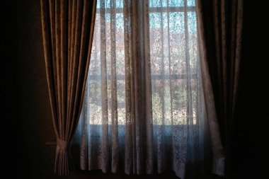 Perdeli ve perdeli bir pencere.