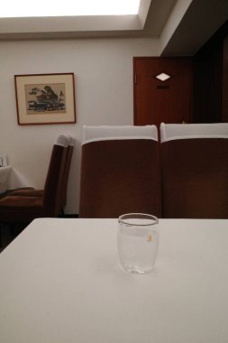 Bir restoranda masanın üzerinde bir bardak su.