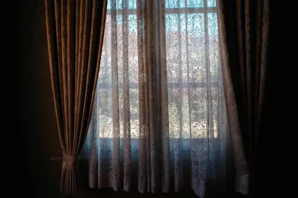 Perdeli ve perdeli bir pencere.