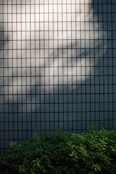 Gökyüzü arkaplanı olan bir binanın önündeki yangın musluğu.