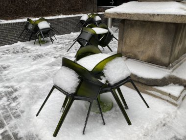 Parkta kar kaplı bank