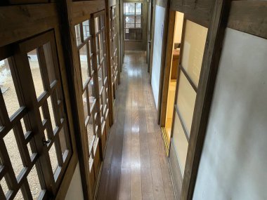 Modern bir otel odasının içinde.