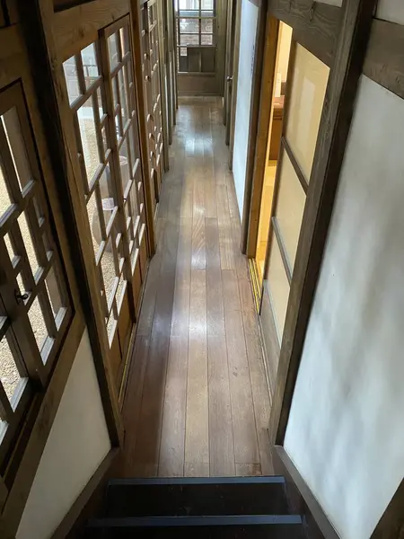 Modern bir binanın içinde.