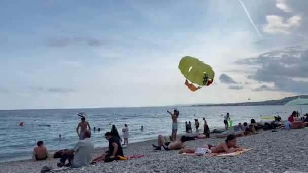 人们在海里冲浪 — 图库视频影像