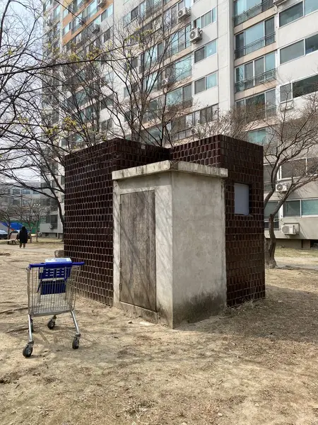 Mağazada satılık büyük bir plastik konteynır.