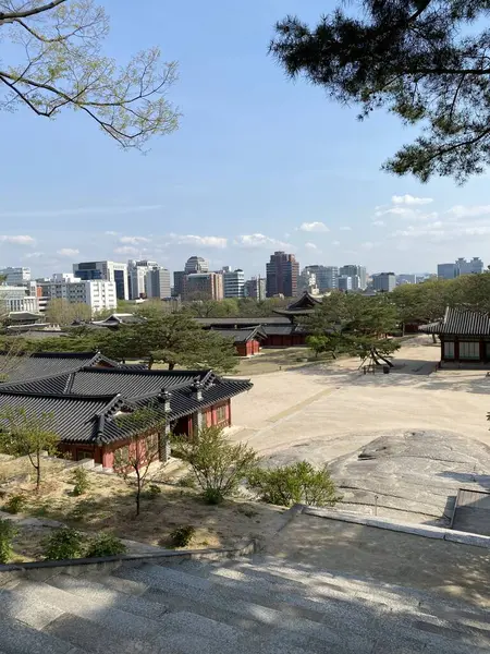 Antik tapınağın eski şehrinde sabahları