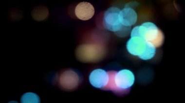 Büyük bokeh 'te hareket eden ışıkların farları, arka plandaki bulanık araba ışıkları güzel Bokeh arka planı. 4K.