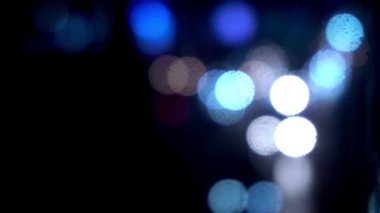 Hareket halindeki arabaların farları ve şehir ışıkları arka planda bulanık araba ışıkları. Busy Street bangladeş 'teki Blured Night Trafic Car Lights. Güzel Bokeh arka planı. 4K.