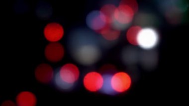 Hareket halindeki arabaların farları ve şehir ışıkları arka planda bulanık araba ışıkları. Busy Street bangladeş 'teki Blured Night Trafic Car Lights. Güzel Bokeh arka planı. 4K.