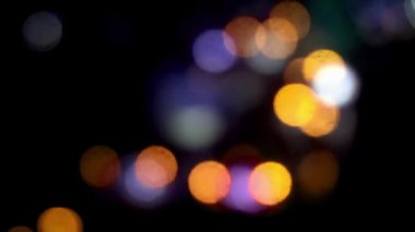 Hareket halindeki arabaların farları ve şehir ışıkları arka planda bulanık araba ışıkları. Busy Street bangladeş 'teki Blured Night Trafic Car Lights. Güzel Bokeh arka planı. 4K.