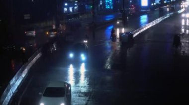 Öyle ya da böyle Yağmurlu bir günde yansıyan ışıklar, araç, güzel yağmur, yağmur, sağanak yağmur, fırtına, yaz yağmuru dalları, doğada fırtına, kötü hava koşulları videosu.