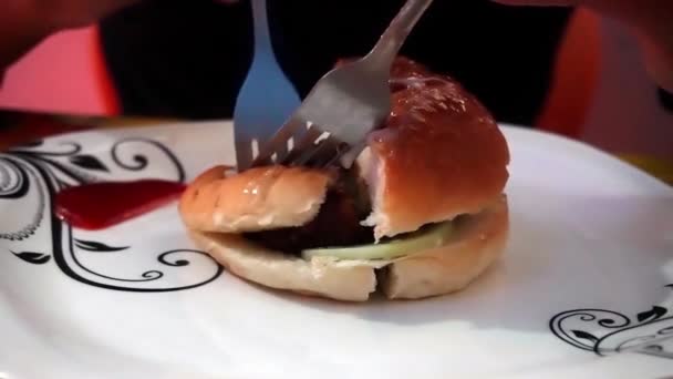 Mooie Jongen Eten Hamburger Restaurant Genieten Van Heerlijke Sappige Hamburger — Stockvideo