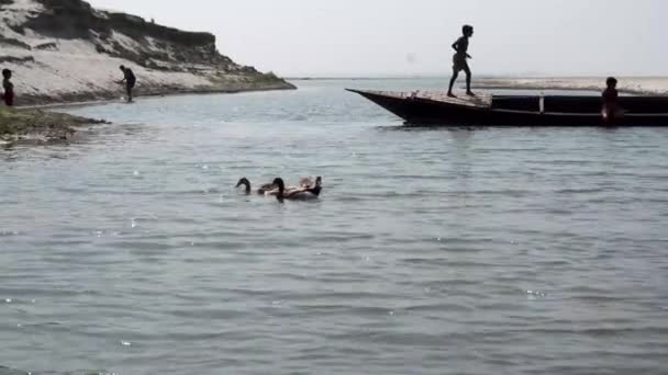 Filmagem Aérea Barco Pesca Pescador Barco Tradicional Rio Mekong Camboja — Vídeo de Stock