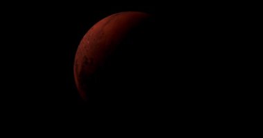 Yıldızların arka planında dönen Mars gezegeni. Mars 'ın güneşin doğuşu karanlıkta izole edilir. Uzaydan Mars gezegeninin ön görüntüsü. Mars 4k çözünürlüğünün tam 3d görüntüsü