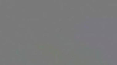 Görüntü ayrıntılı bir açıklama yapmak için çok bulanık, canlandırmalı fakat koyu mavi ve siyah renkli soyut dokulu bir arka plan gibi görünüyor..