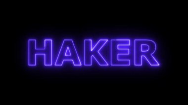 Siyah arkaplanda mavi renkli HAKER sözcüğüyle neon işareti.