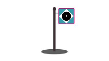 Yürüyen bir simgenin sembolü olan bir direğin üzerinde yaya geçidi işareti beyaz bir arkaplanı canlandırdı.