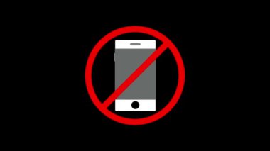 Siyah arka planda kırmızı bir yasaklama işareti içinde akıllı telefon simgesi olan cep telefonu simgesi yok.