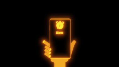 Ekranda alarm simgesi olan, siyah arkaplanda izole edilmiş, neon parlayan akıllı telefon.