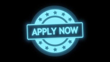 Mavi Uygula Şimdi rozeti siyah arkaplanda yıldızlarla canlandırılmış.