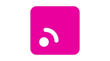 Merkezinde beyaz RSS besleme sembolü olan pembe kare bir simge, dijital bir beslemeyi veya podcast 'i temsil ediyor.