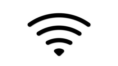 Beyaz arkaplanda kablosuz internet bağlantısını temsil eden siyah bir Wi-Fi sinyal simgesi.