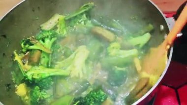 Kuru tencerede lezzetli yiyecekleri yakın.