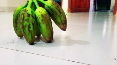 Beyaz arka planda muz var.