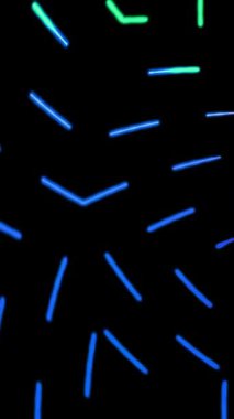 Dinamik neon çizgiler koyu arkaplanda akıyor. Müzik görselleri, VJ döngüleri ve dijital hikaye anlatımları için canlı dalga animasyonu ideal.