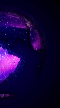 Teknolojik elementlerle birlikte dijital dünya haritası. Küresel iletişim, canlı haber ve kurumsal hikaye anlatımı için sofistike bir altyapı.