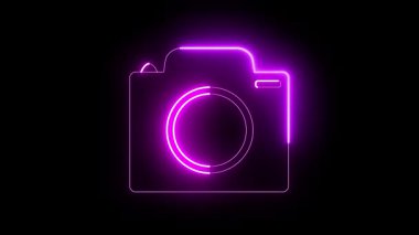 Elektrikli pembe neonla özetlenen kamera simgesi sadelik ve stil ile parlıyor. Bakış açısı, hikaye anlatımı ve yaratıcı vizyon temalarını çağrıştıran soyut bir animasyon.