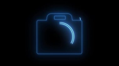 Bir kamera simgesinin parlayan mavi neon çizgisi siyah bir arkaplanda net bir şekilde öne çıkıyor. Fotoğraf, medya ve görsel yaratıcılığın soyut ve modern bir sembolü.