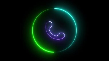 Yumuşak neon ışıklarıyla çevrili, koyu bir arkaplan üzerine kurulmuş parlak bir telefon çağrısı simgesi. Bağlantının, iletişimin ve ses teknolojisinin temiz ve soyut bir sembolü.