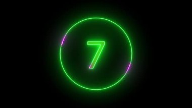 Pürüzsüz neon yeşil halka, cesur yedi numarayı çevreledi. Tüm tasarım, pürüzsüz bir parıltıyla yıkandı. Karanlığın içinde hafifçe titreşiyordu..