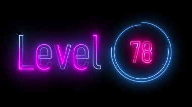Koyu bir zemin üzerinde parlayan dairesel bir hatla mavi ve mor renkli neon 78 levhası, fütüristik oyun görselleri, animasyonlar ve dijital tanıtımlar yaratmak için mükemmel..
