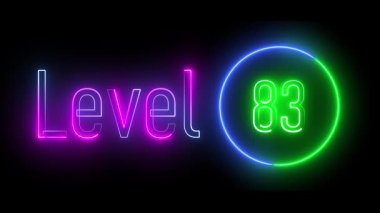 Neon 'seviye 83' metin canlı mavi ve mor ya da yeşil renklerde parlıyor, dinamik dairesel bir hatla çerçevelenmiş. Dijital oyun geçişleri, bilim kurgu tanıtımları ve gelecek sunumları için mükemmel..