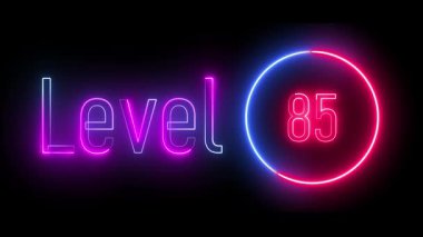 Aydınlatılmış 'Seviye 85' mavi ve mor renkli parlak dairesel çizgili neon tabela. Modern oyun görselleri, animasyon arkaplanları ve parlak fütürist arayüzler için tasarlandı..