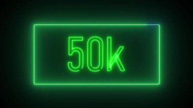 Koyu yeşil arka planda parlak '50k' yazılı parlak neon işareti animasyonu, kilometre taşı kutlama videoları, dijital tanıtımlar ve modern hareket tasarımı için ideal.