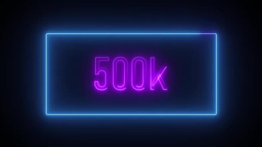 Koyu arkaplanda, dijital tanıtımlar, abone sayısı vurguları ve modern kutlama temaları için tasarlanmış parlak kahverengi '500 bin' neon metin..