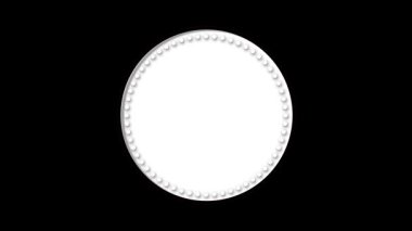 Siyah bir arkaplanda saat yönünde hareket eden analog bir saatin hızlandırılmış büyüleyici görüntüleri. Rahatlatıcı, hipnotize edici ve kusursuz..