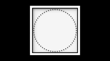 Siyah ve beyaz analog duvar saatinin hızlandırılmış hızlandırılmış karanlık arka planı. Hareket bulanıklığı zamanın gerçek zamanlı görsellerde hızla geçtiğini gösteriyor.